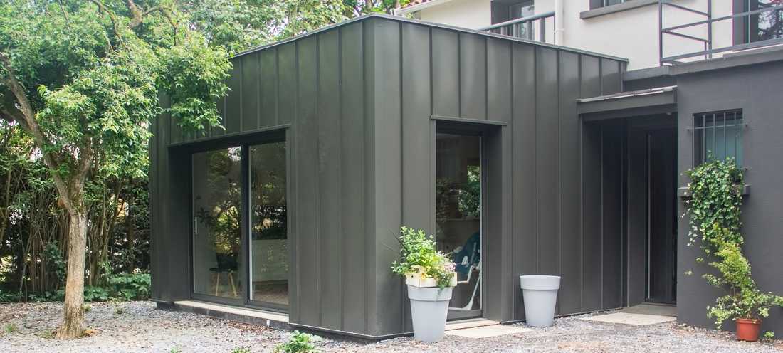 Extension d'une maison avec bardage en aluminium à joint debout