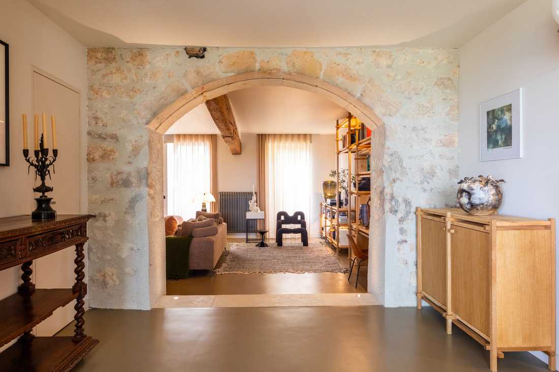 Entrée du couvent rénové par un architecte dans le Gers